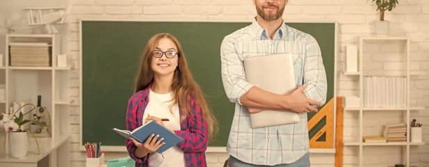 Profesor de inglés motivando a un adolescente durante una clase
