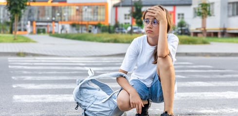 Adolescente frustrada estudiando inglés sin resultados prácticos