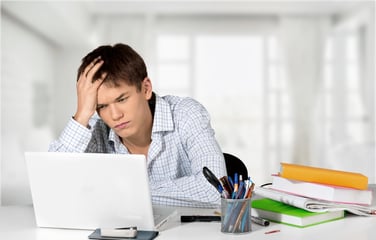 Adolescente con frustración al estudiar inglés en casa