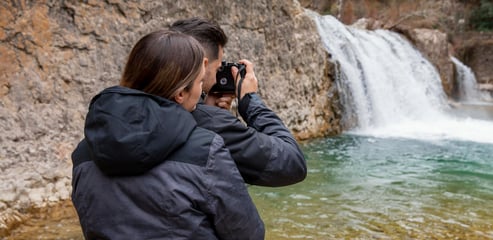 Pareja sacando fotos en cascada