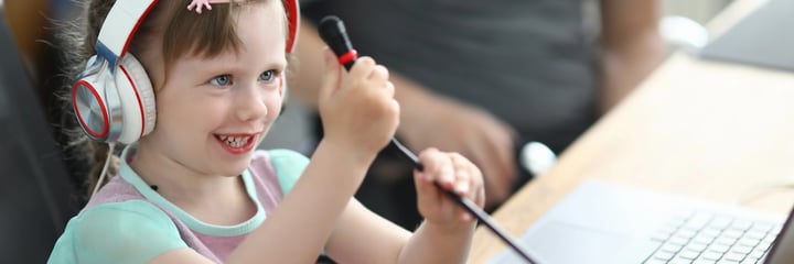 Niña en clases de inglés