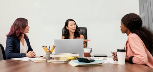 Mujer en reunión con ordenador trabajando