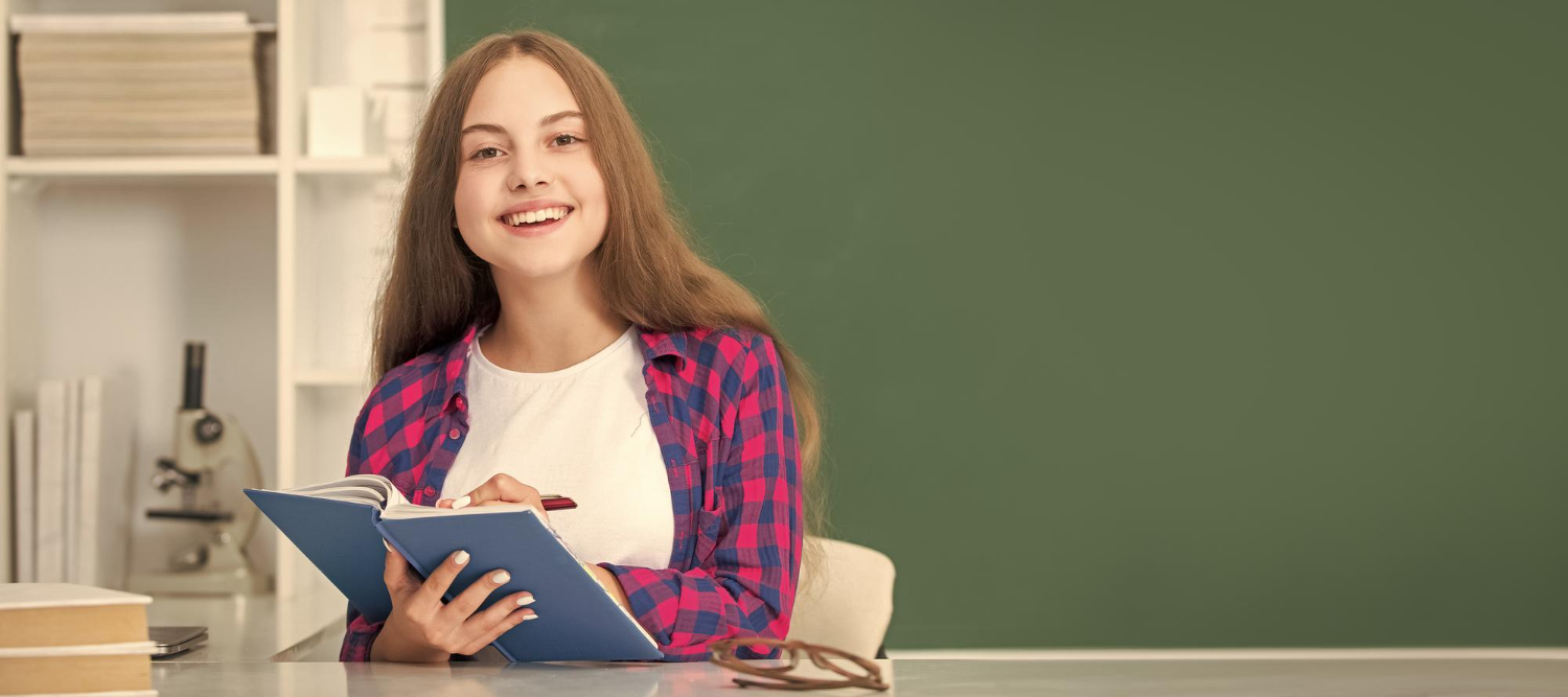 Adolescente feliz aprendiendo inglés