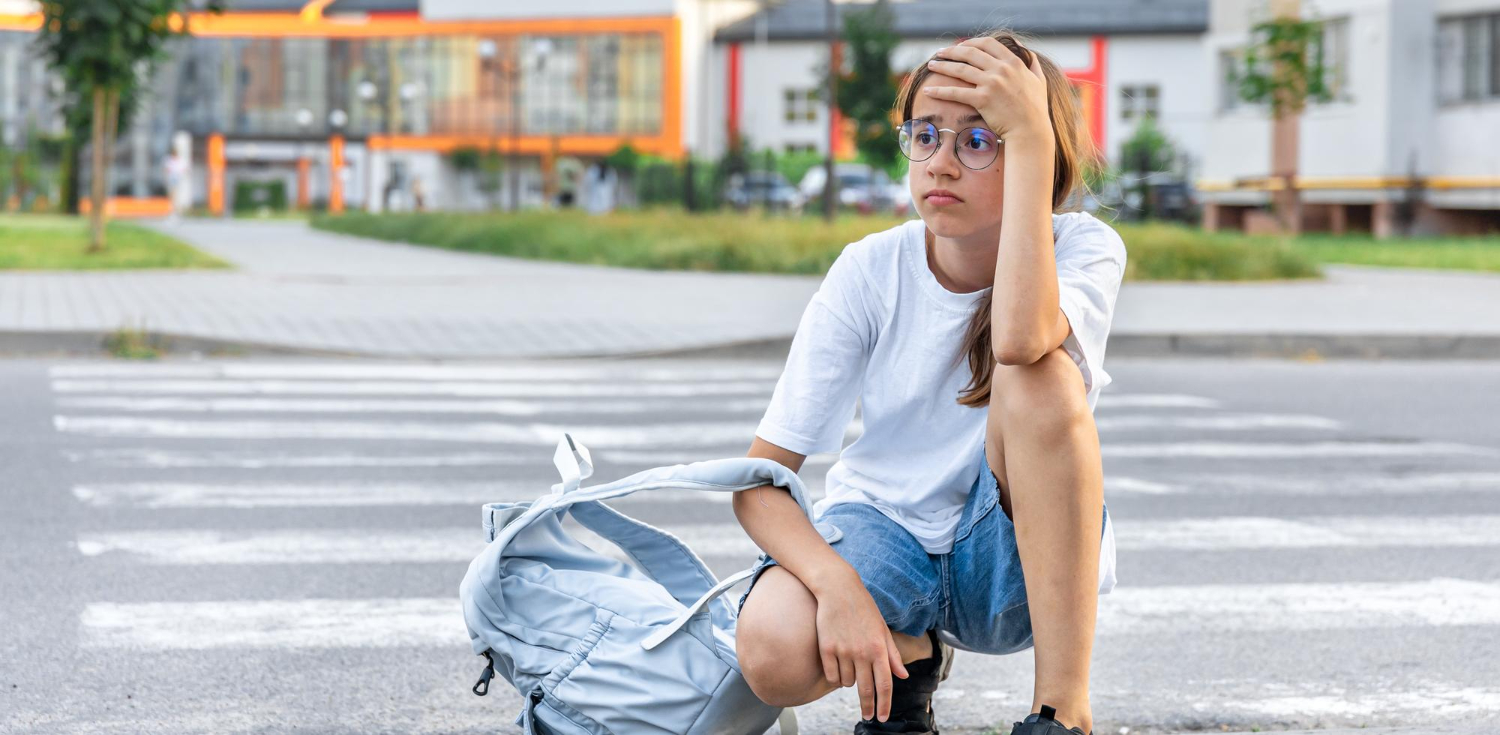 Adolescente frustrada estudiando inglés sin resultados prácticos