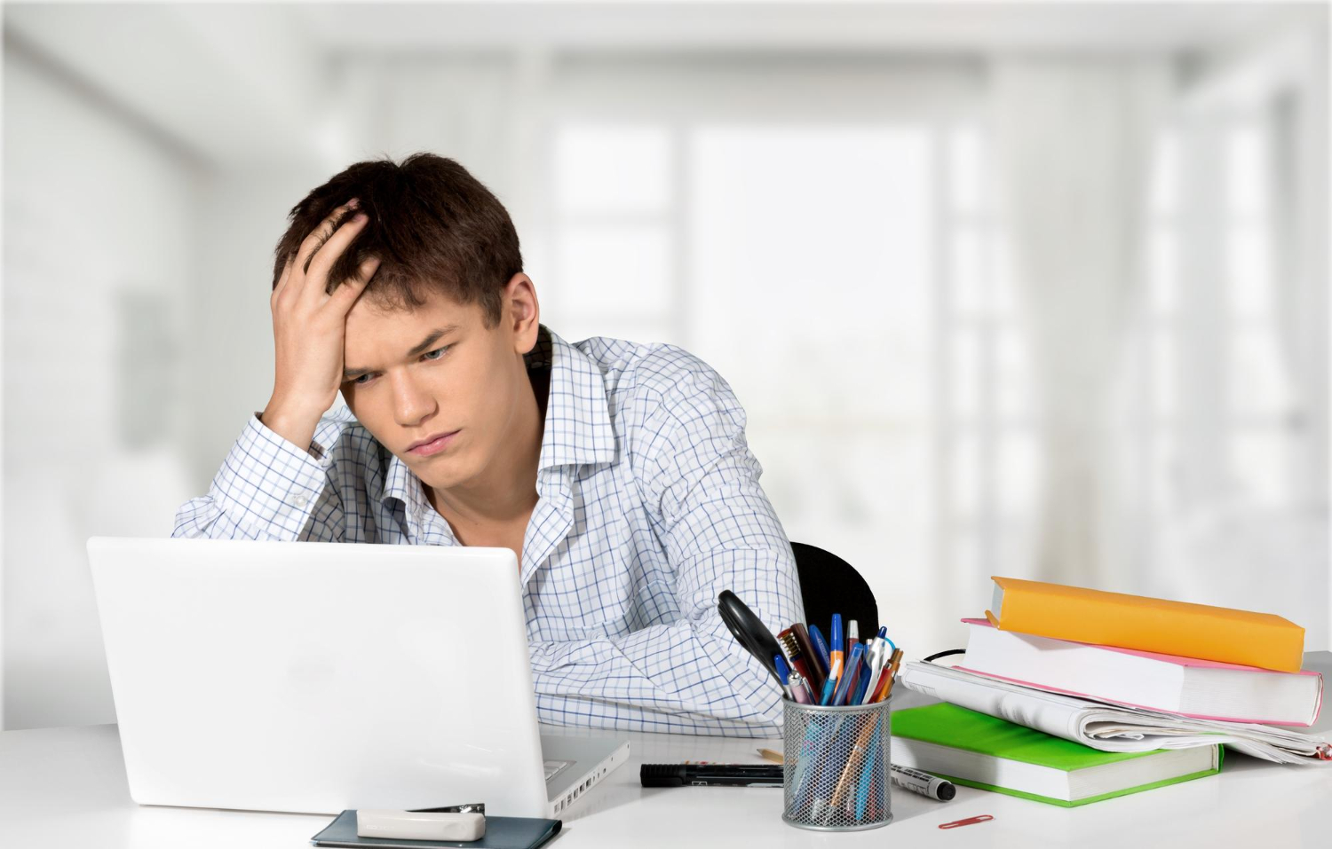 Adolescente con frustración al estudiar inglés en casa