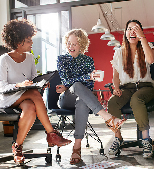 mujeres-conversando-en-sillas-de-oficina