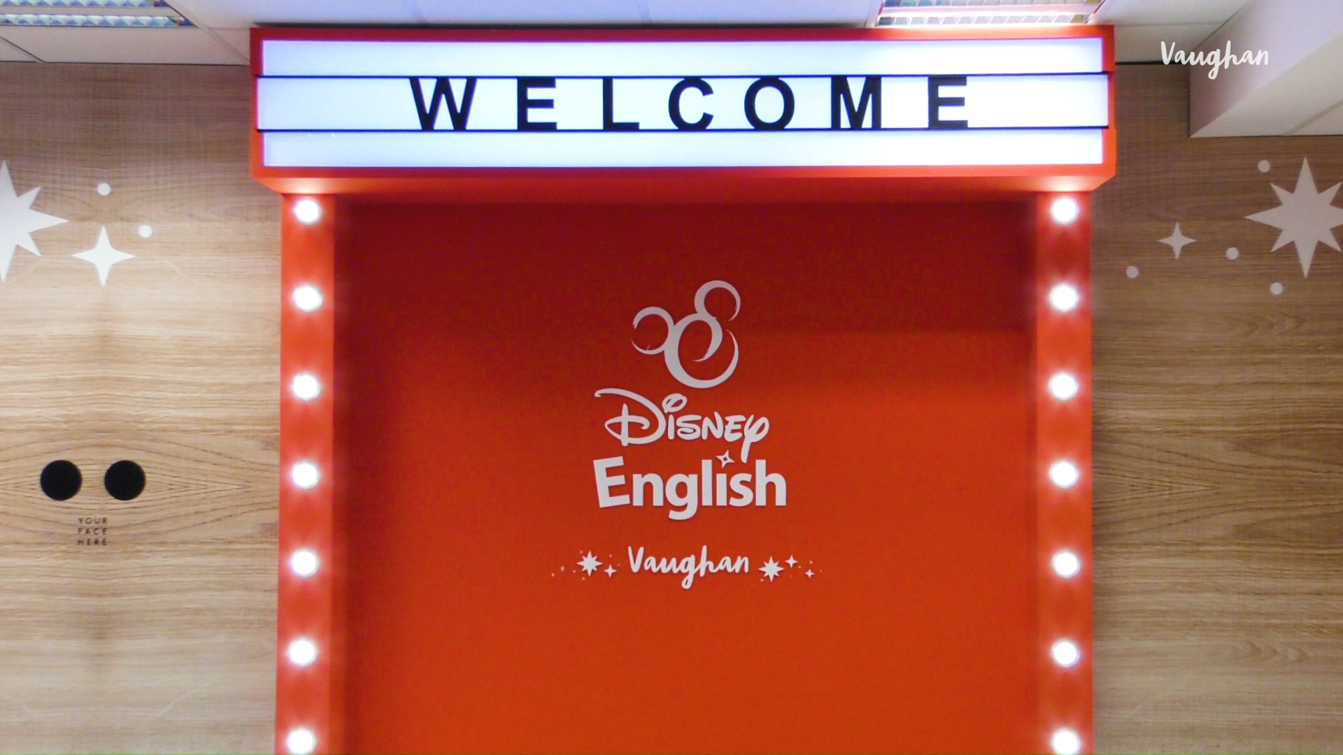 Vídeo del curso Disney English Vaughan en acción con niños en clase