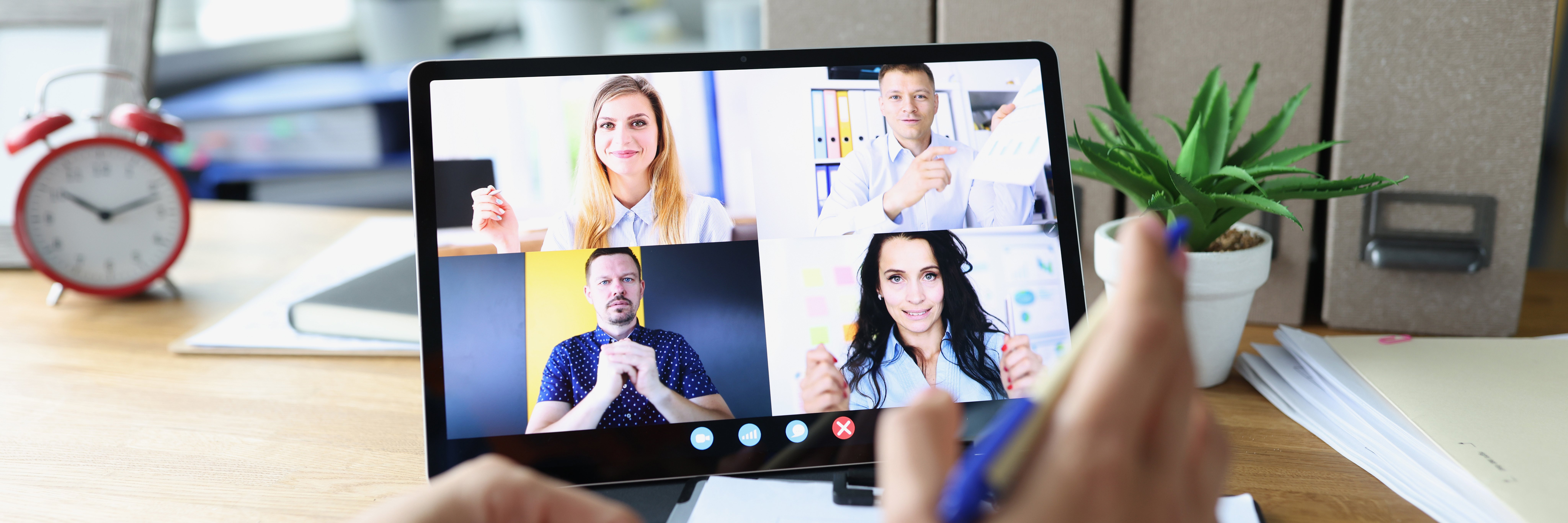 Clases de inglés por videoconferencia en trabajo híbrido